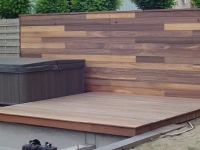 houten terras en wand padouk